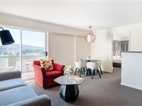 Mantra_on_Northbourne_Canberra_One_Bedroom_Premier_View_Lounge