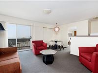 1 Bedroom Premier View Apartment - Mantra on Northbourne Canberra 